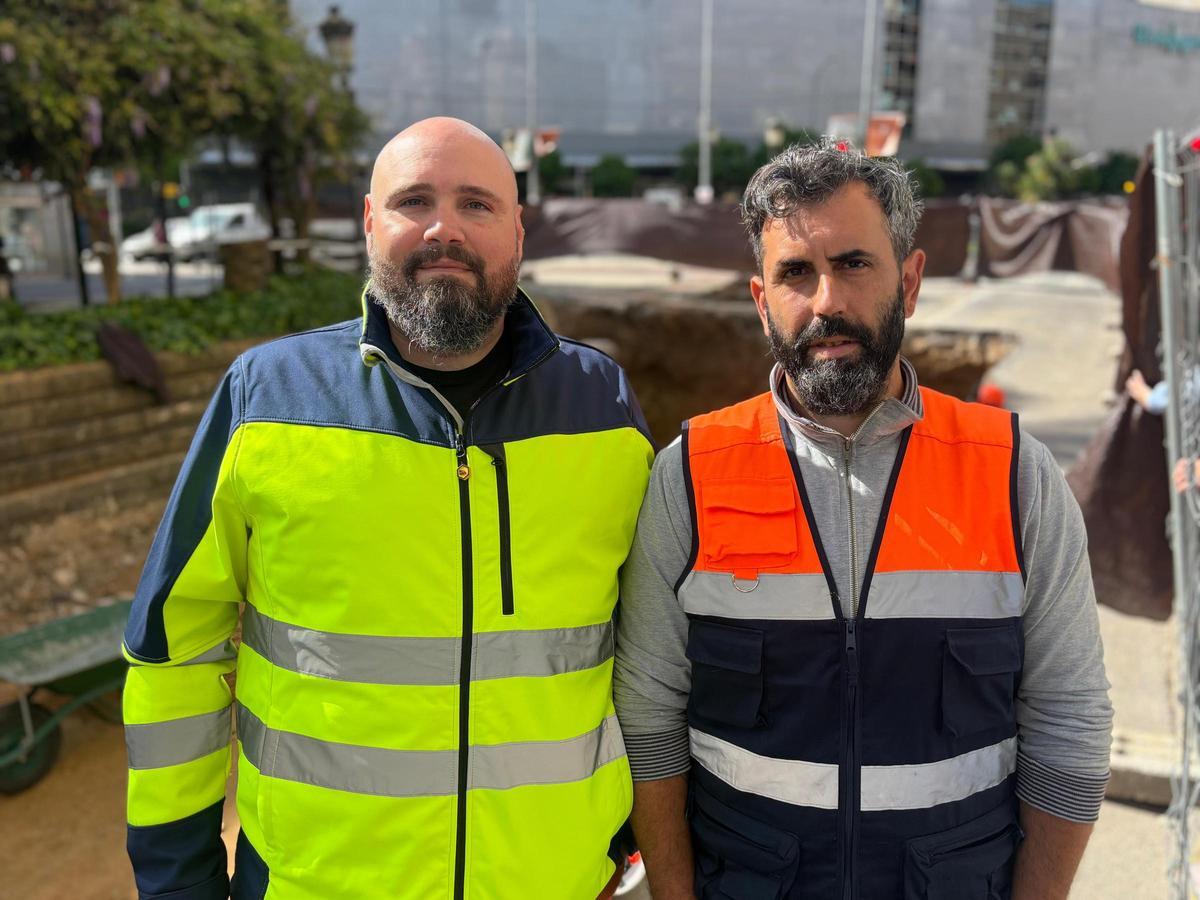 Los arqueólogos, Francisco García Sánchez y Manuel Bermúdez, a la izquierda y derecha, en la excavación en la avenida de Huelva de Badajoz.