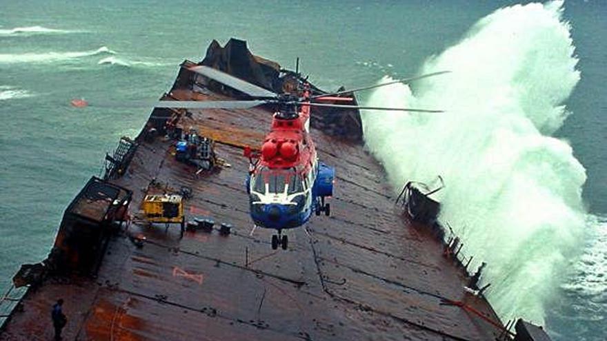 El helicóptero de Salvamento en la cubierta del &#039;Prestige&#039; tras la avería del petrolero el 13 de noviembre de 2002.
