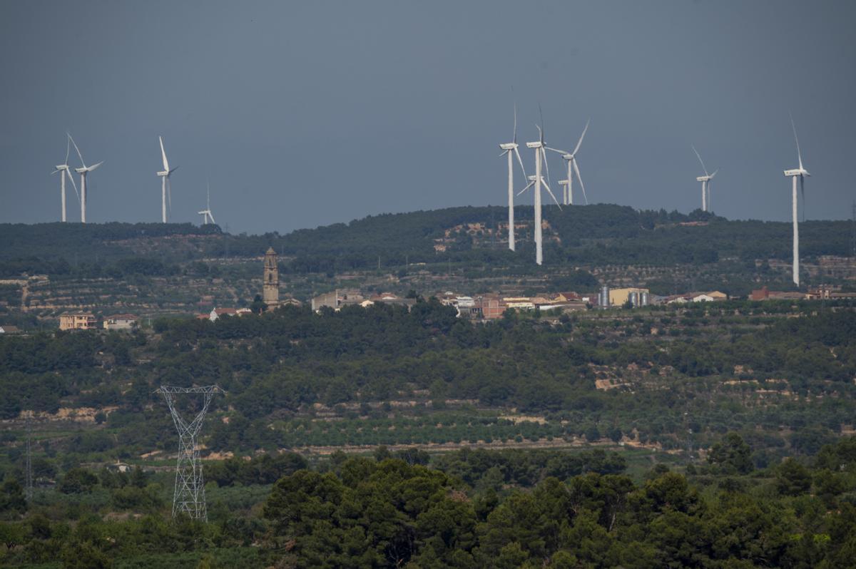 Vista general del pueblo de Vilalba dels Arcs (Terra Alta), rodeado de aerogeneradores.