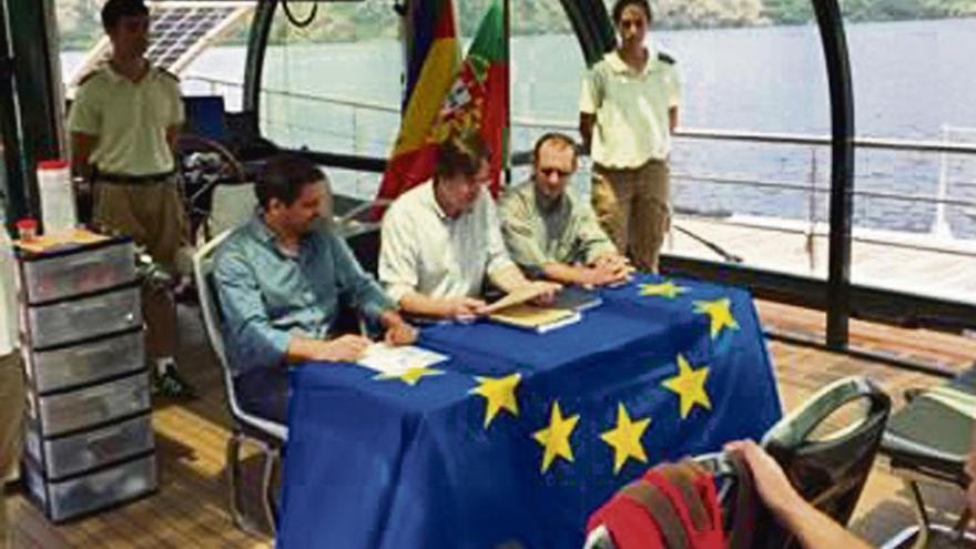 Firma del protocolo a bordo del buque de Europarques en el Lago. F.