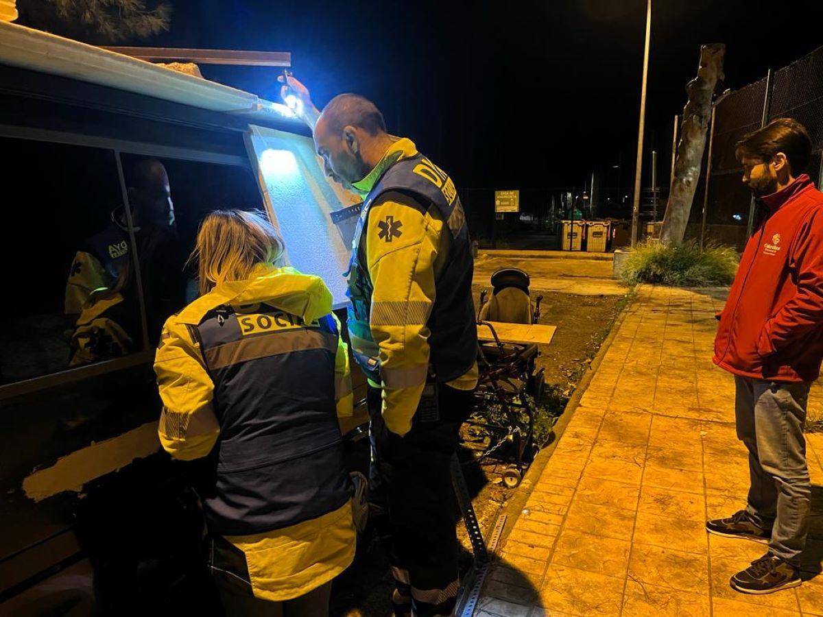 Voluntarios de la DYA atendiendo a Manuel desde la furgoneta en la que vive.