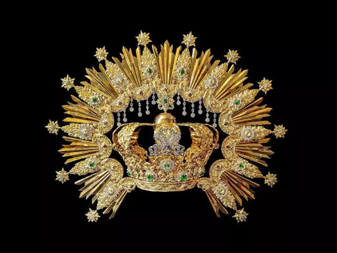 La Esperanza estrena una corona que recrea la antigua perdida en la quema de los conventos
