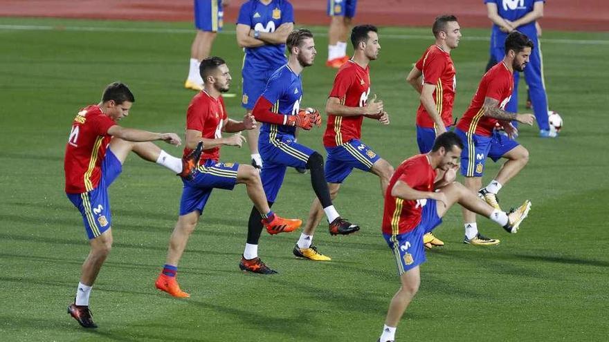 Iago Aspas, al fondo, durante el entrenamiento de ayer de la selección en Las Rozas. // Chema Moya