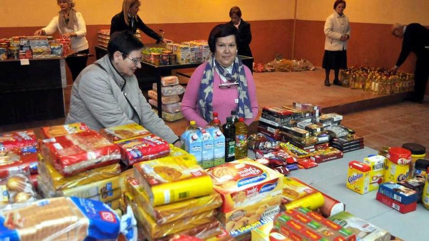 Voluntarios de Cáritas, ordenando los productos ya recogidos.