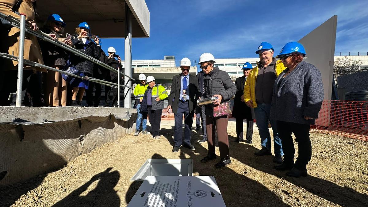 Momento en que se introduce la cápsula del tiempo en el campus de Tarongers.