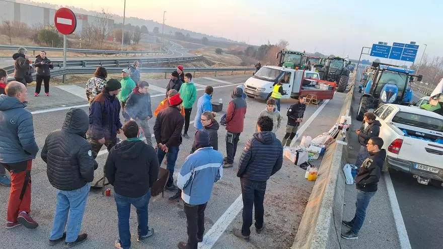 Així s'ha despertat el tall d'agricultors de la C-16 aquest dimecres