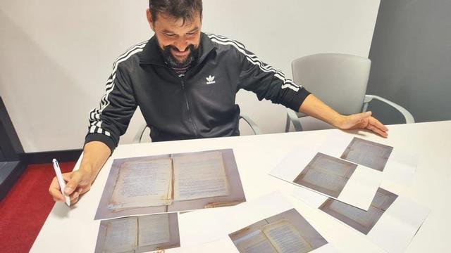 El historiador Pablo Martínez Corral, artífice del hallazgo, con una copia del documento.  |
