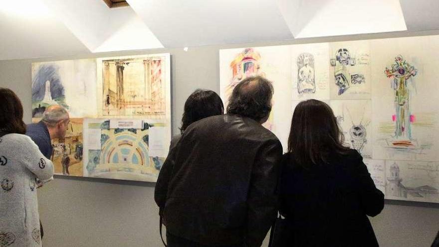 Visitantes a la muestra &quot;Debuxos e pinturas do arquitecto Antonio Palacios&quot;, que se expone en Porriño. // A. H.