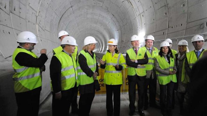 Ana Pastor, en el centro, entre Gabino de Lorenzo y Mercedes Fernández, ayer, en el interior de un túnel de la Variante, en Los Pontones.