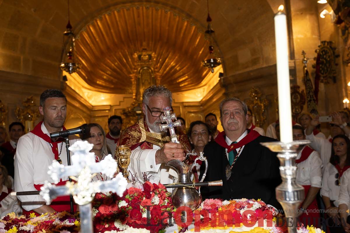 Bandeja de flores y ritual de la bendición del vino en las Fiestas de Caravaca