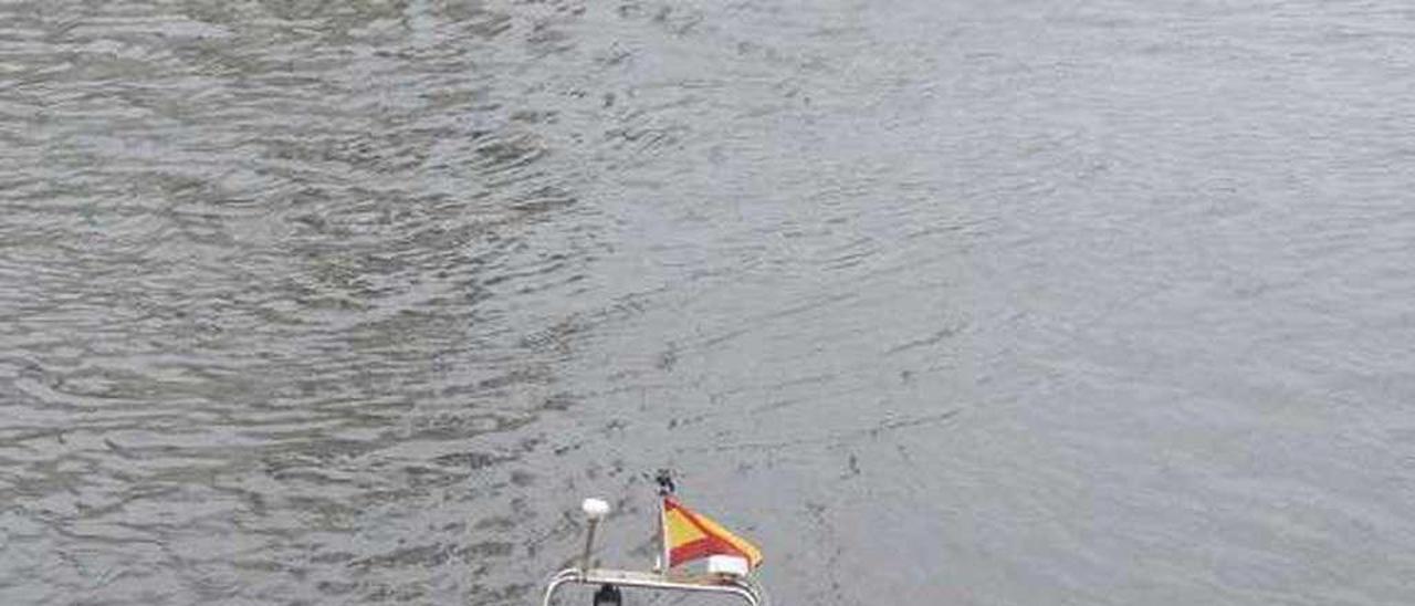 Pescadores de lamprea y anguila con nasa butrón en el Ulla. // N. Parga