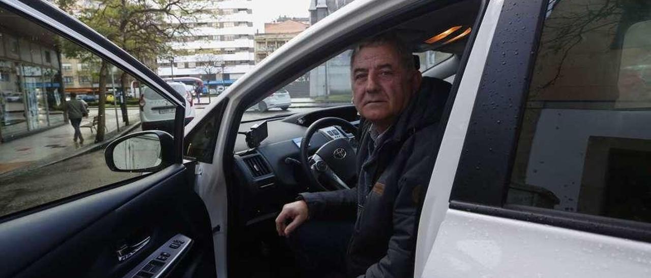 Manuel Gutiérrez, vicepresidente de Radio Taxi, en la parada de la plaza de la Merced, en su vehículo.