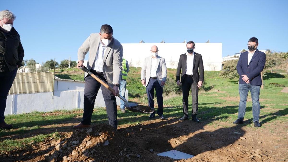 El alcalde de Mijas, Josele González, pone la primera piedra de la piscina olímpica de La Cala.