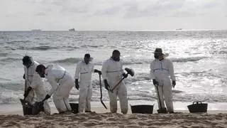 València presentará una denuncia por delito ambiental por el vertido de fuel en las playas