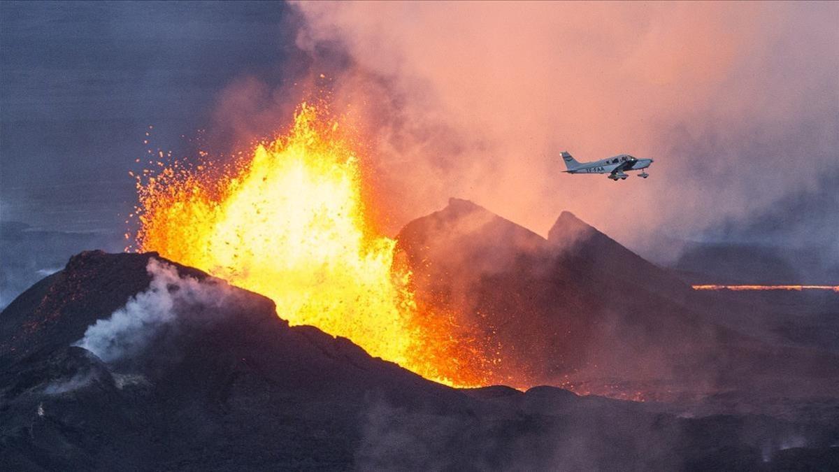 Un avión sobrevuela el volcán Bardarbunga en plena erupción, en 2014.