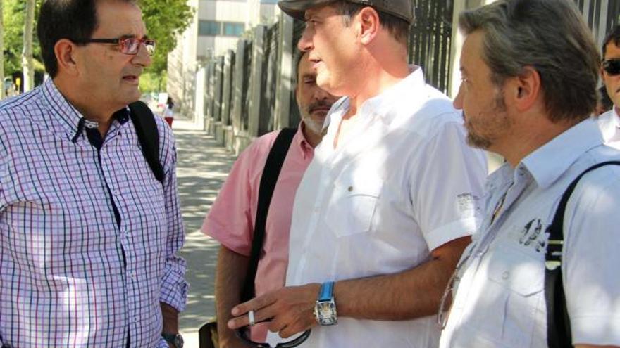 Víctor Fernández (SOMA-FITAG-UGT) y Juan Carlos Álvarez Liébana (CC OO) dialogan a las puertas del Ministerio.