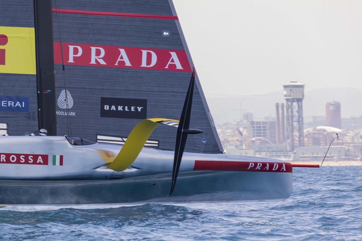 El Luna Rossa Prada Pirelli de la Copa América de vela, frente a las playas de Barcelona, entrena el 9 de julio.