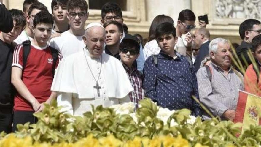 El Papa Francisco junto a los alumnos del Seminario de Tui-Vigo en Ciudad del Vaticano. // FdV