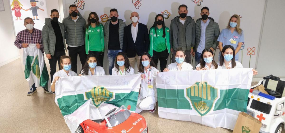 Los representantes del Elche junto a algunos trabajadores del centro hospitalario dedicado al Dr. Mas Magro. | ÁXEL ÁLVAREZ