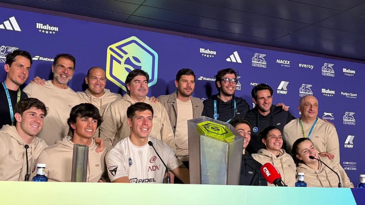 El equipo AD/Vantage con el trofeo de campeones