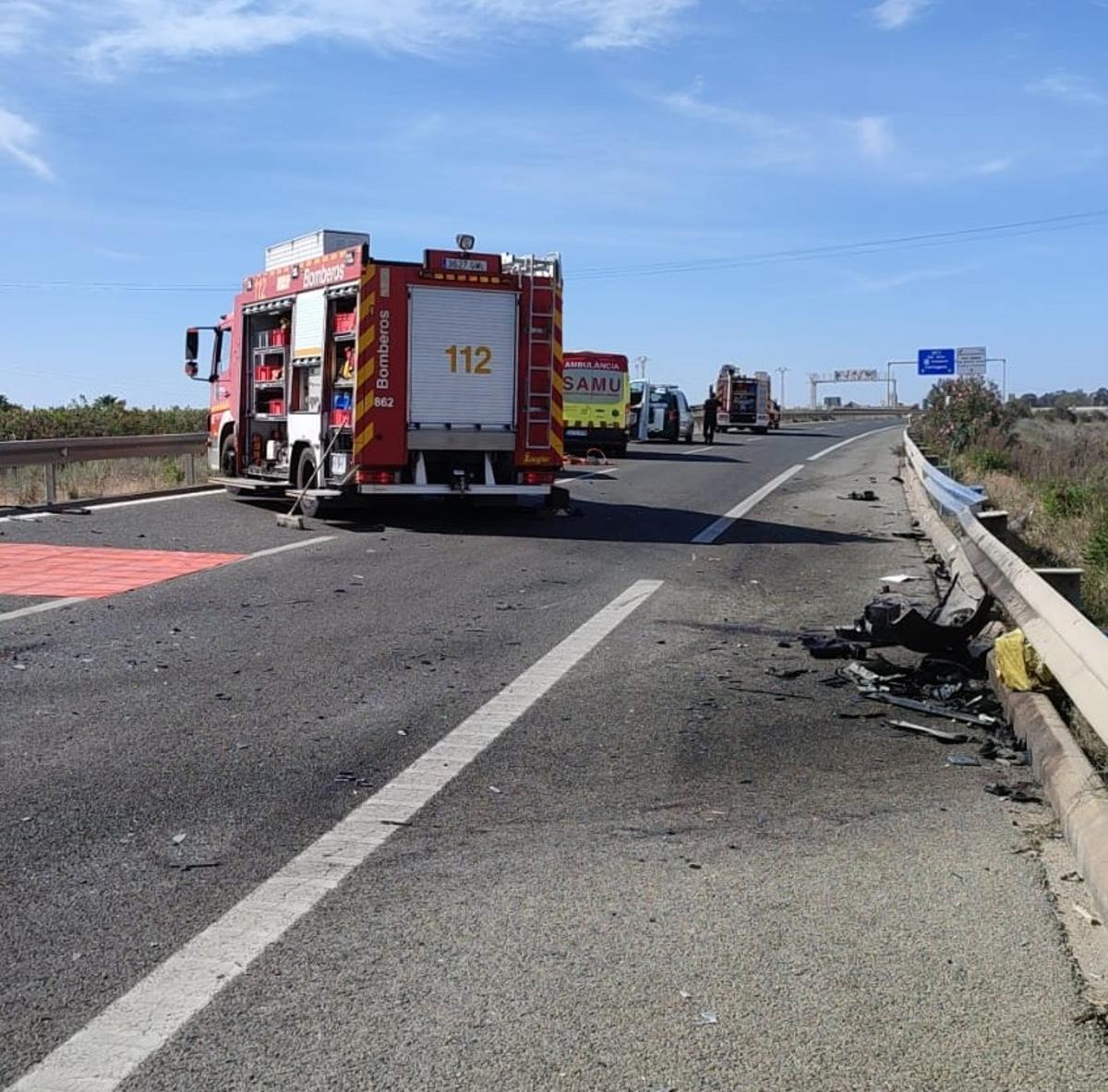 Bomberos y asistencia sanitaria en el lugar del accidente, en la autopista a la altura de Pilar de la Horadada