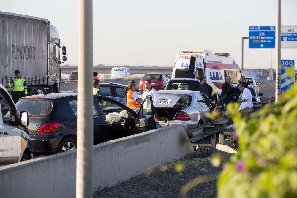 Accidente en la V-30 provoca retenciones de varios kilómetros