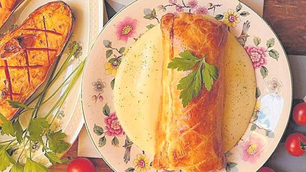 SALMÓN AL HOJALDRE CON CREMA SUAVE DE PATATA.