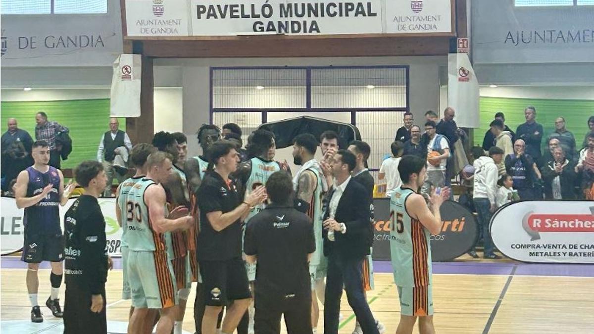 Los jugadores del Palmer celebran el triunfo en Gandía.