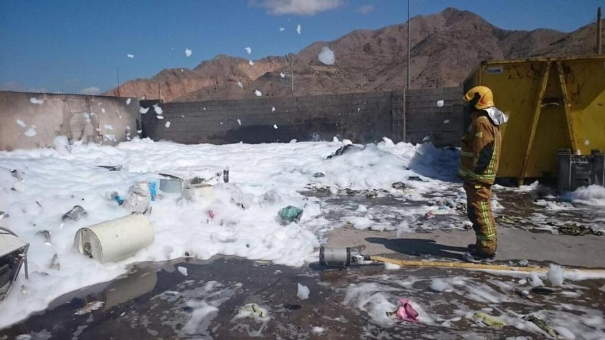 Los bomberos han esparcido espuma en la zona para evitar nuevos conatos.