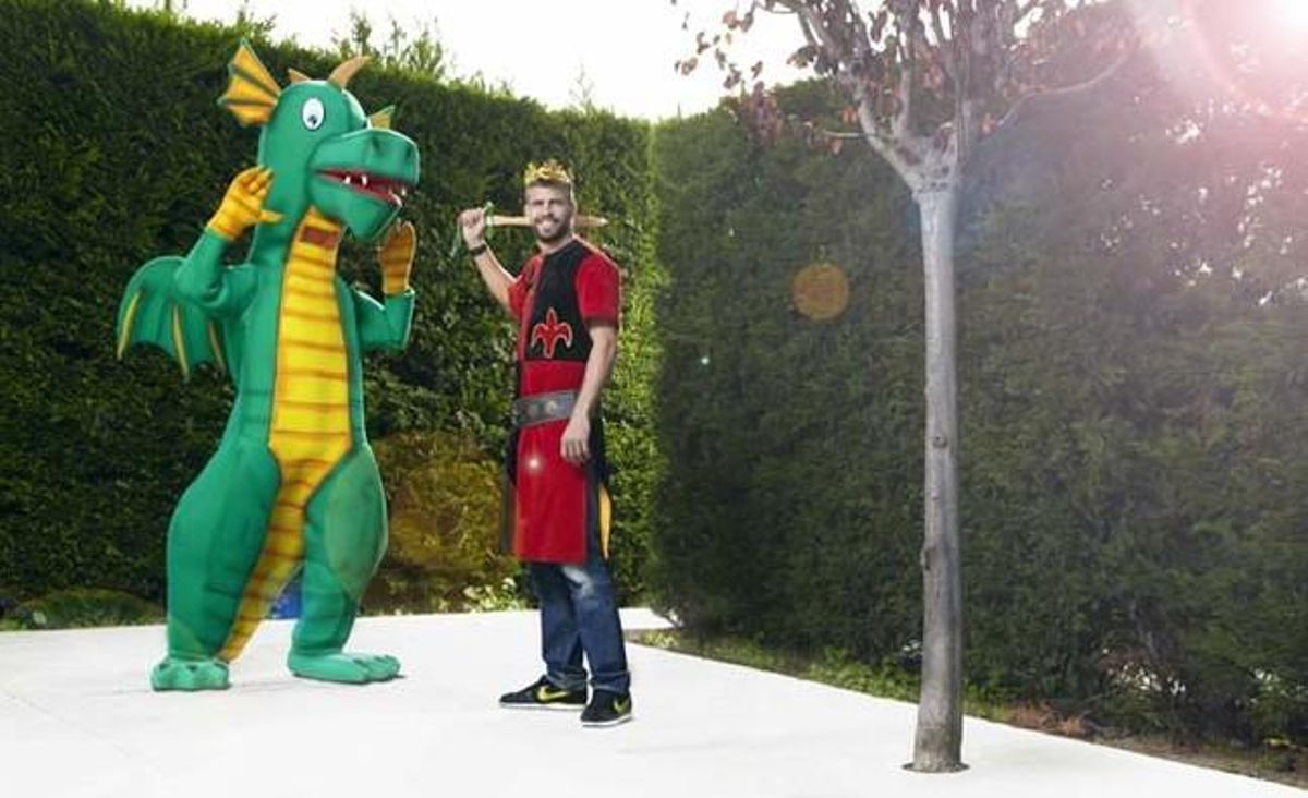 Febrer. El futbolista Gerard Piqué lluita contra un drac per al calendari benèfic.