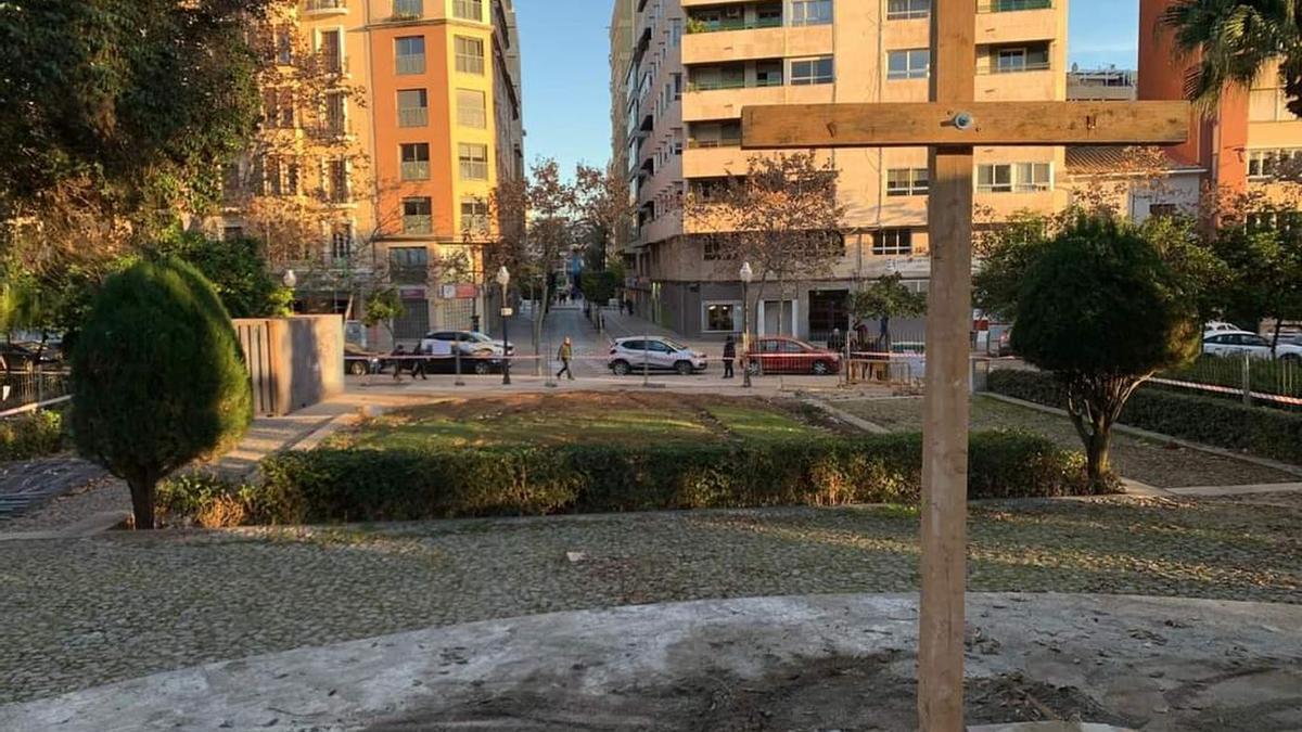 Imagen de la cruz de madera plantada por varias personas este jueves en el Ribalta