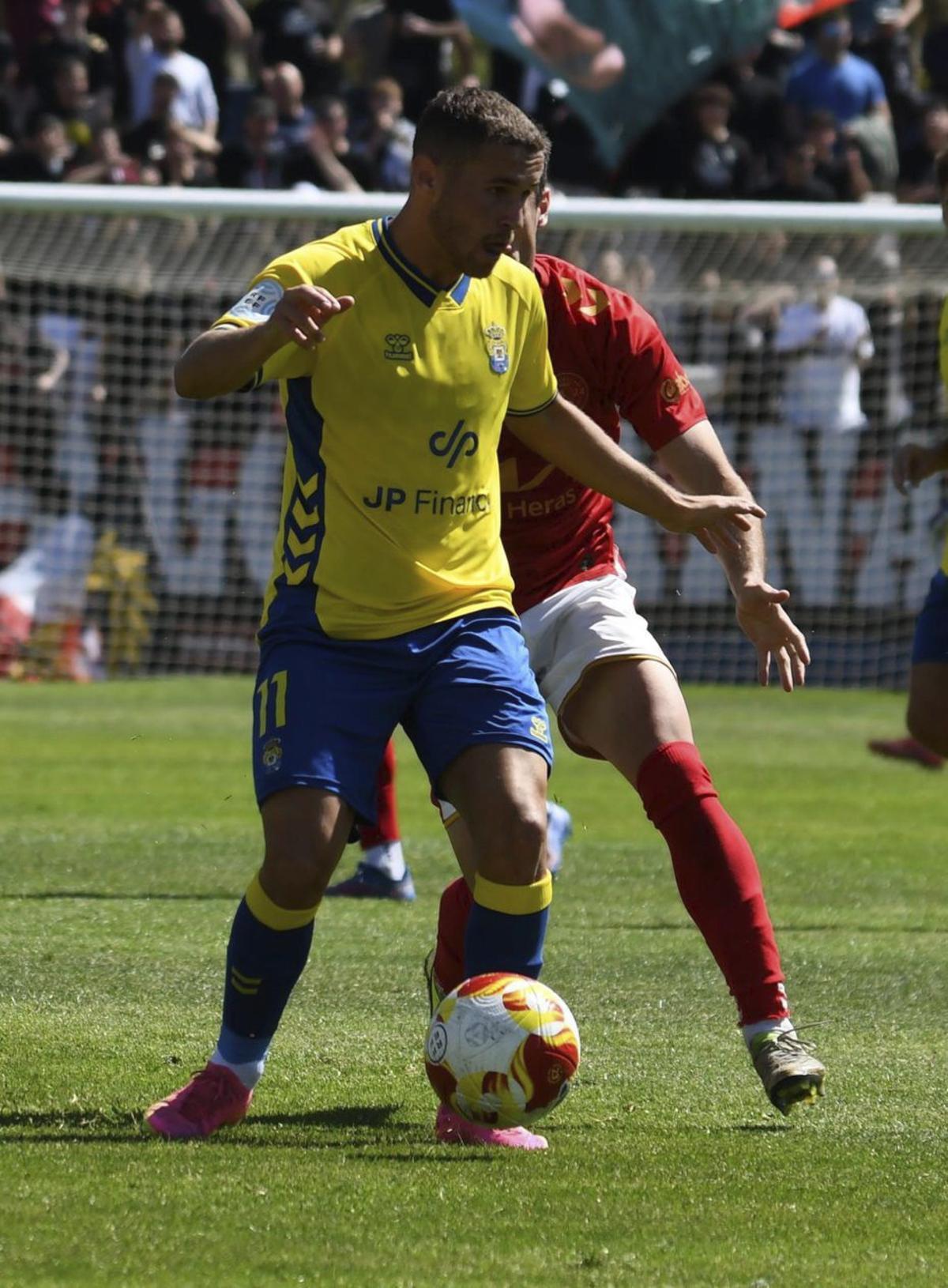Johan Guedes protege el balón ante el acoso de un rival, ayer en Alcalá. | RSD ALCALÁ