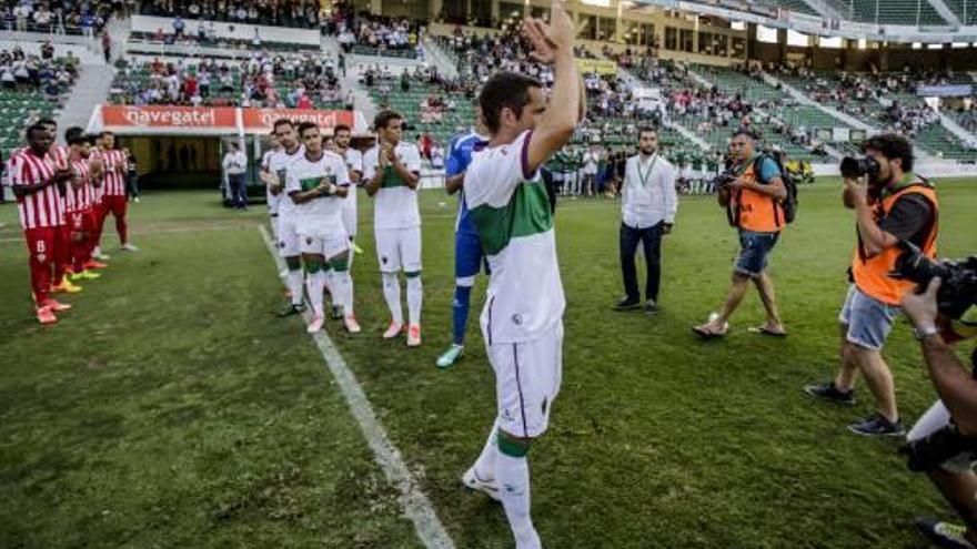 Edu Albacar se despide de la afición instantes antes de comenzar el encuentro.