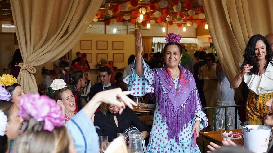 Los sevillanos disfrutan de los últimos bailes de la Feria: "Estoy ya sin voz, pero esto es una semana al año"