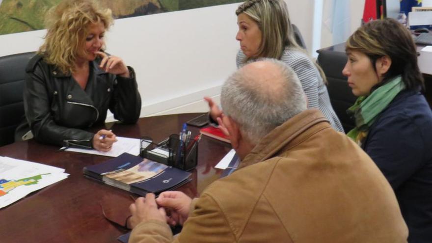 Beatriz Sestayo, izda., con la alcaldesa de Vimianzo, en el centro / SEA