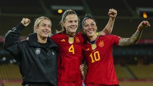 Alexia Putellas, Irene Paredes y Jennifer Hermoso celebran la clasificación de España para París