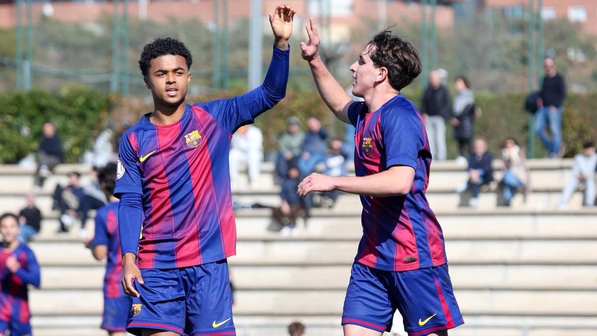 Pedro Rodríguez celebra su gol con Shane Kluivert