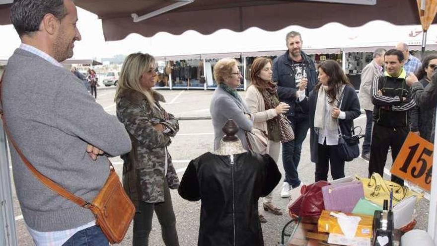 Comerciantes y políticos en la inauguración de Grovestock. //Muñiz