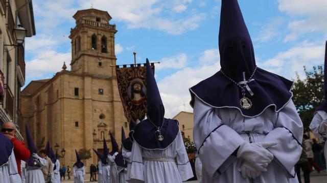 Procesión de la Pasión con el paso de la cofradía del Ecce Homo en la Plaza de Santa María. | ARCHIVO