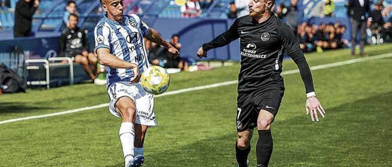 Alberto Gil y Pierre durante el derbi AtlÃ©tico Baleares-Ibiza disputado el pasado 8 de marzo.