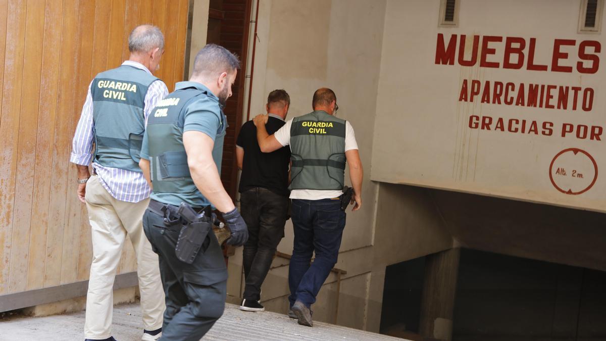 Lukas Kwasniok wird von der Guardia Civil zum Termin mit dem Untersuchungsrichter gebracht.