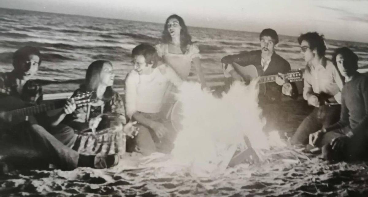 Rafael Cortizo, Lola Bon, Ántonio Ligero, Maribel Martín, Ánge Corpa, Gabriel Travé y Crisanto Martínez en una playa. |  Cedida