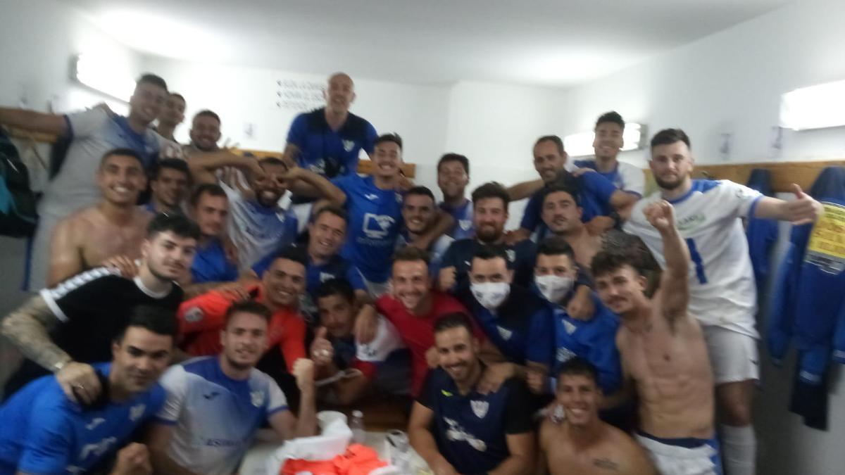 Los jugadores del Olivenza celebran la victoria y la permanencia.