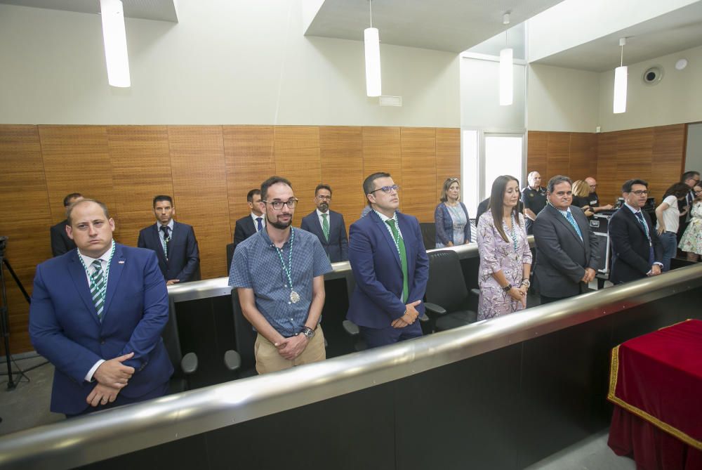 Cientos de personas abarrotan la sala de plenos y el hall para asistir a la constitución del Ayuntamiento con siete grupos políticos