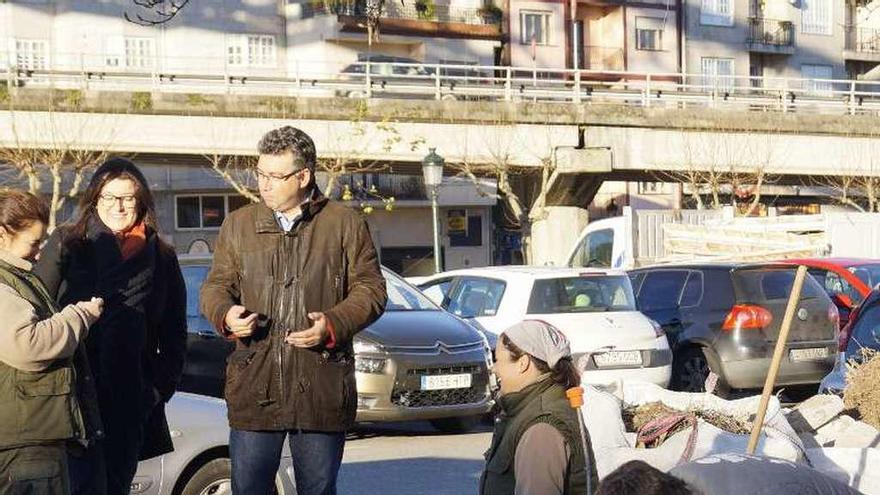 Alumnos del plan de empleo reforman los jardines de Xeral Rubín.