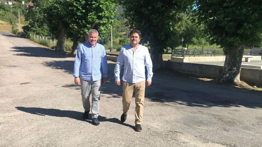 El alcalde, Luis Piña, y el diputado Gregorio Agís, en Luneda.