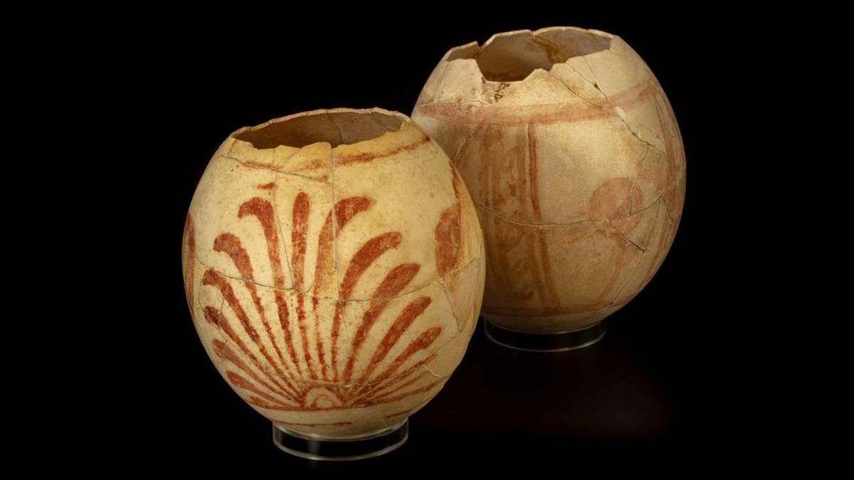 El Arqueológico saca lustre a sus huevos de avestruz en una exposición