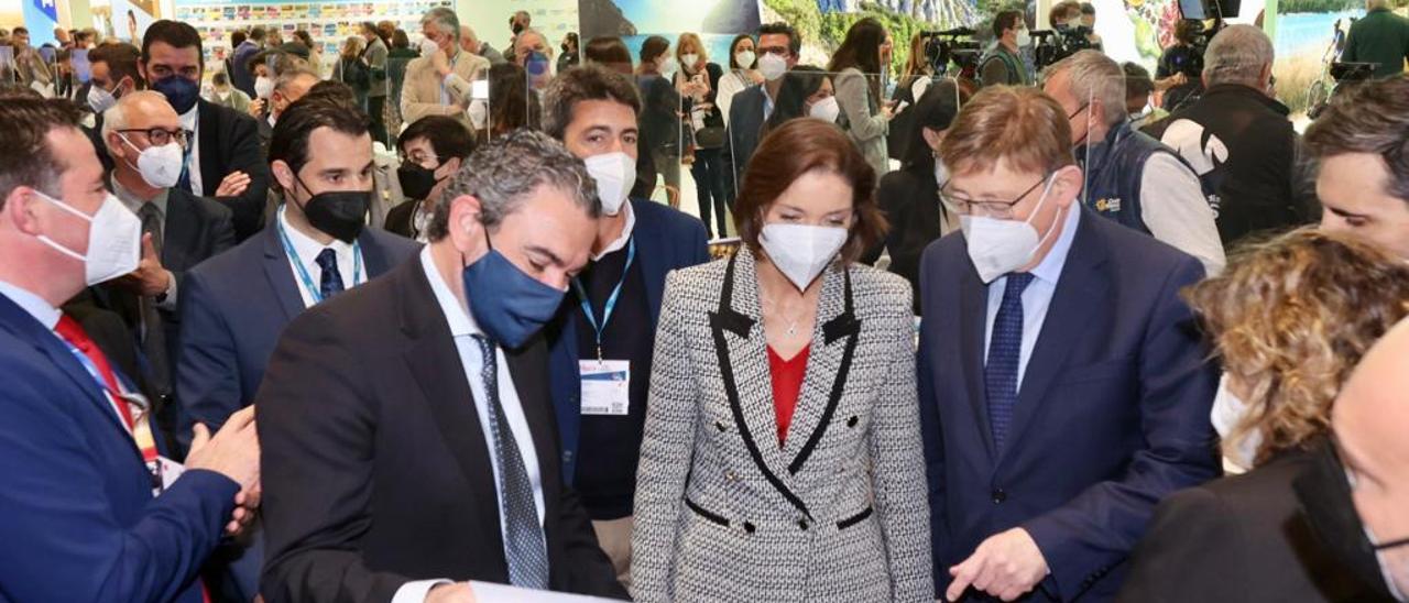 Ximo Puig y la ministra Reyes Maroto reciben expliaciones de la Comunidad durante la visita de esta mañana a Fitur