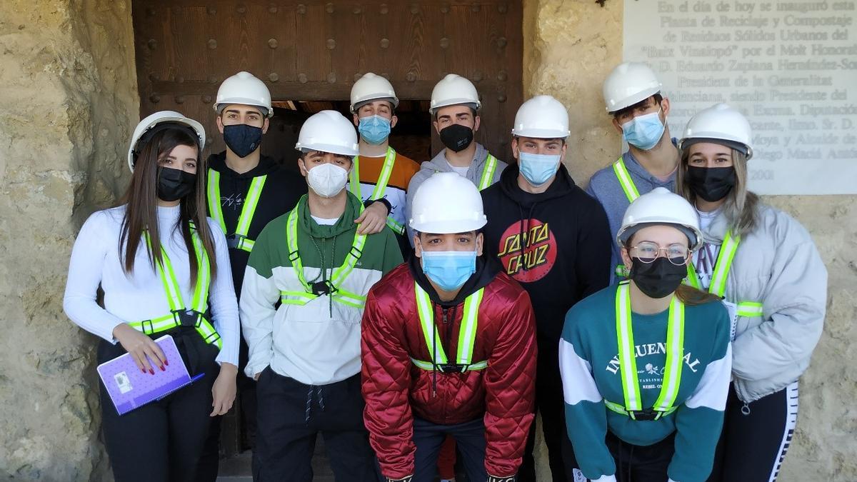 Los estudiantes de la UMH, durante la actividad en la planta de reciclaje de Elche