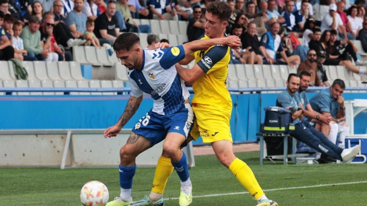 Toni Ramón presiona a un futbolista del Sabadell.